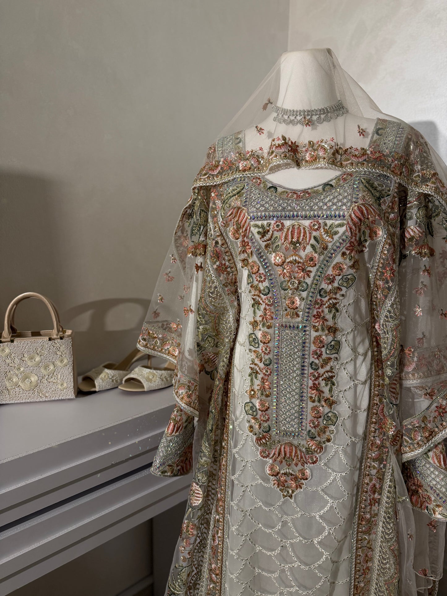 Garden thob(بدون خياطه مع شيله )